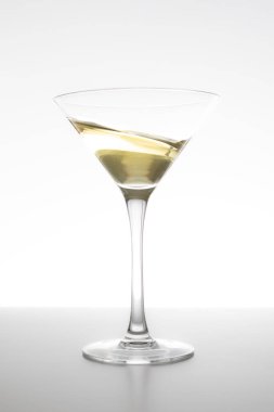 Vermut camı beyaz arkaplanda hareket halinde