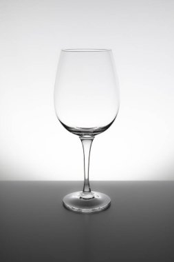 Beyaz arkaplanda boş şarap kadehi