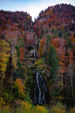 Giesbach şelalesi sonbahar ağaçlarıyla çevrili.