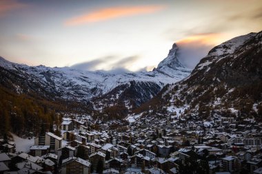 Matterhorn Dağı ile Zermatt 'ın panoramik manzarası, Matterhorn de fondo.