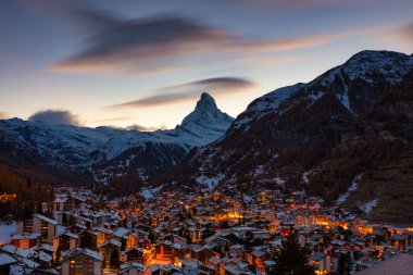 Matterhorn Dağı ile Zermatt 'ın panoramik manzarası, Matterhorn de fondo.