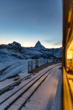 Arka planda Matterhorn ile Gornergrat 'a giden çarklı demiryolu.