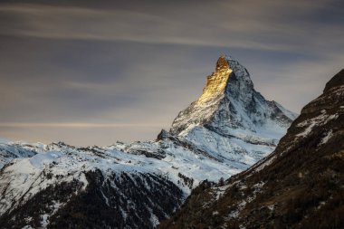 Gün batımında bulutlu Matterhorn, Matterhorn manzarası.