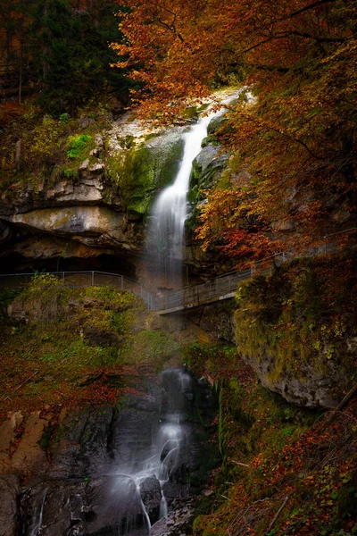 Giesbach Şelalesinin detayları sonbahar ağaçlarıyla çevrili..