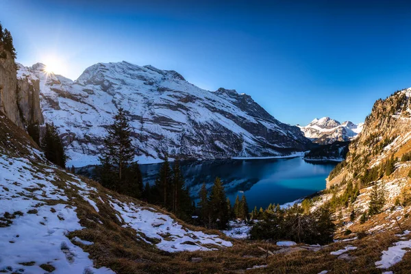 Oeschinensee Gölü 'nde gündoğumunun panoramik görüntüsü