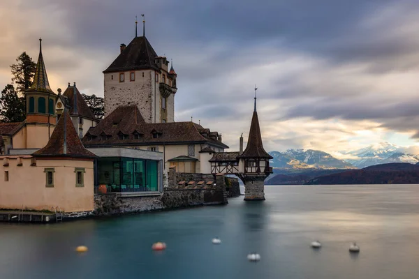 Gün batımında Oberhofen Kalesi