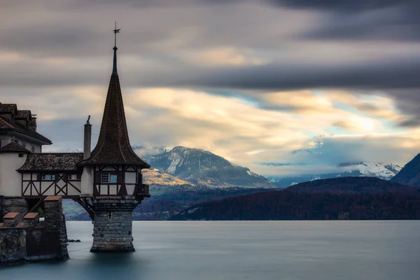 Gün batımında Oberhofen Kalesi