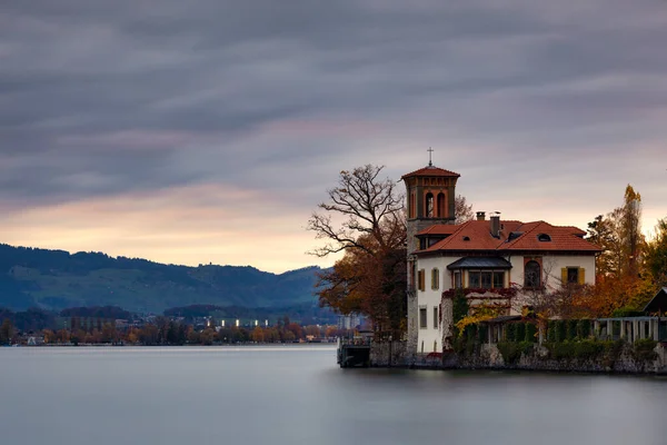 Thun Gölü 'ndeki kilise, Interlaken