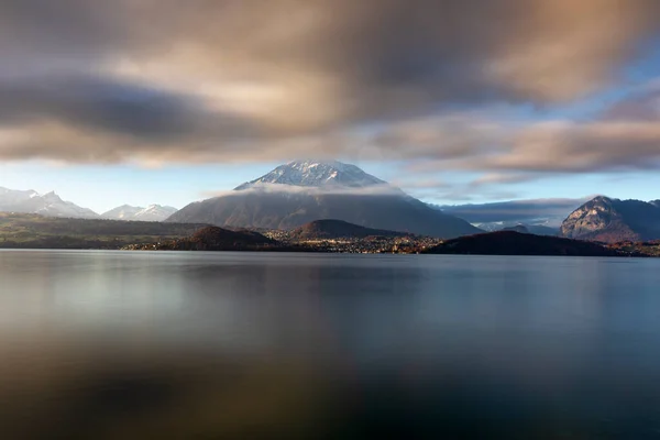 Interlaken 'deki Niesen dağlarının tepesinde bulutlar