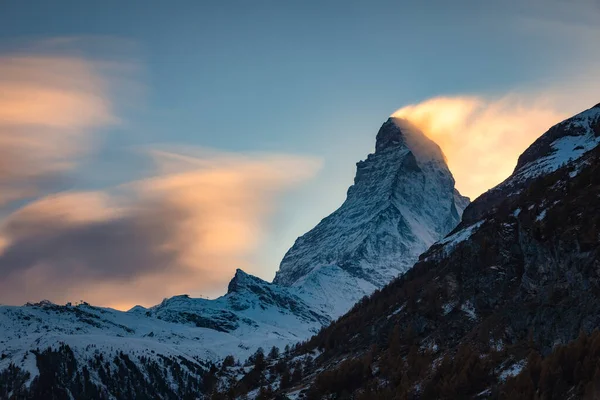 Gün batımında bulutlu Matterhorn, Matterhorn manzarası.