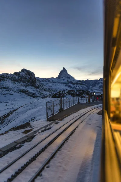 Arka planda Matterhorn ile Gornergrat 'a giden çarklı demiryolu.