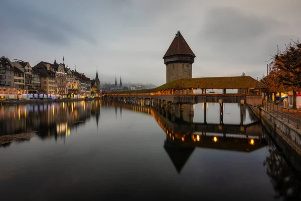 Lucerne Köprüsü 'nde gece.