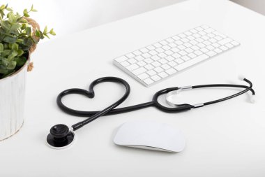 sağlık stetoskop, klavye ve fare masaüstü bir doktor