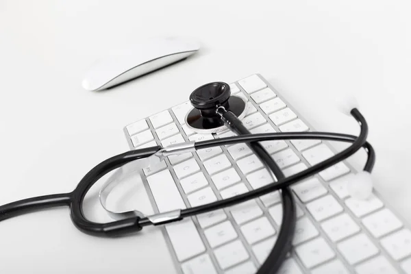 sağlık stetoskop, klavye ve fare masaüstü bir doktor