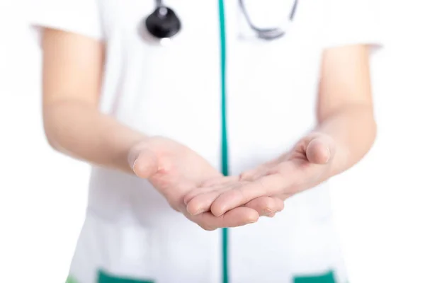 Doktor, hemşire ellerini gösteriyor ya da bir şey gösteriyor..