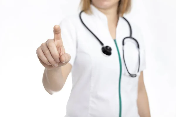 Doktor, hemşire işaret ediyor.