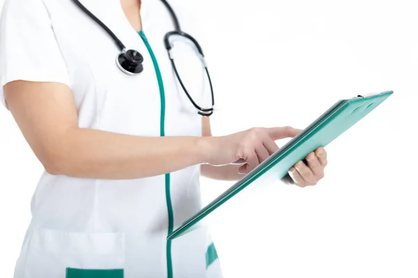 Doktor yeşil bir dosya tutuyor ve parmağını beyaz bir arkaplana doğrultuyor..