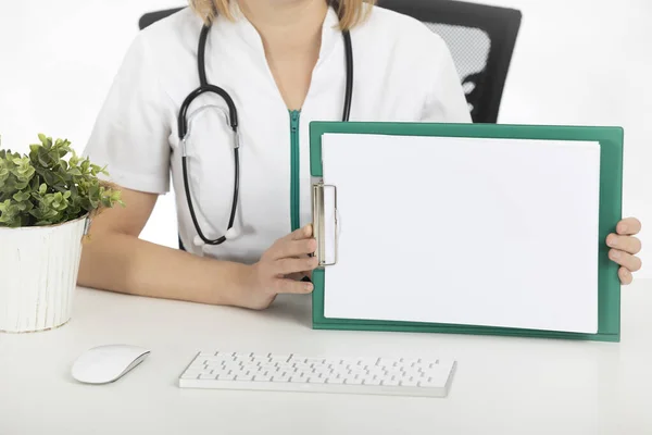 Doktor, masasındaki hemşire belgeleri gösteriyor..