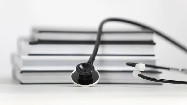 Tıp öğrencileri için ders kitapları, steteskop boş..