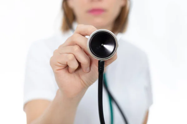 Elinde steteskop olan bir doktor.