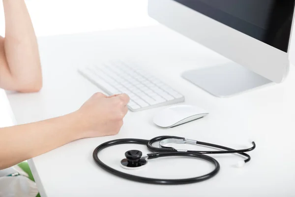 Doktor masasında, masaya yumruk atıyor..