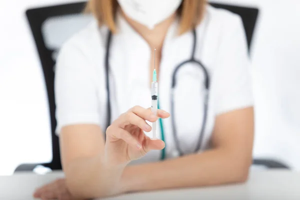 Doktor, masanda bir enjeksiyon yap..