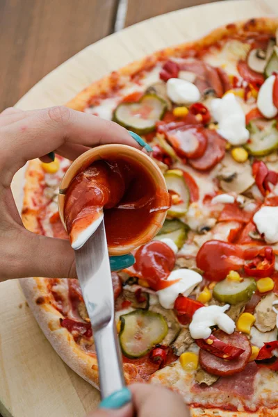 Pizza en ketchup Rechtenvrije Stockafbeeldingen