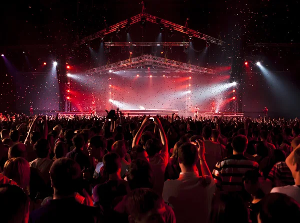 Siluetas y músicos en concierto y rayos de luz — Foto de Stock
