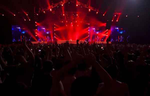 Silhouettes of ve müzisyenlerin konser ve ışık ışınları