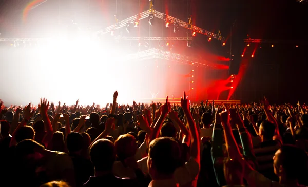 Silhouettes et musiciens sur concert et rayons de lumière — Photo