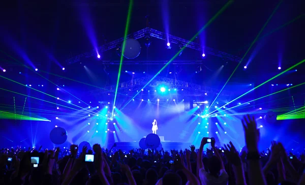 Silhouettes et musiciens sur concert et rayons de lumière — Photo