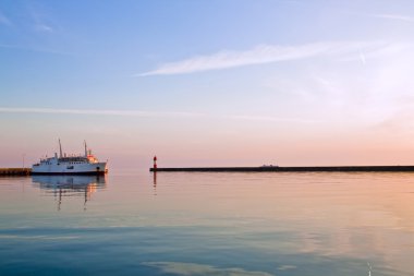 deniz gemi ile güzel gün batımı
