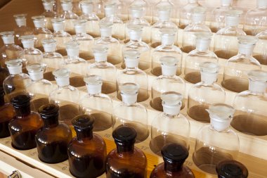 birçok şişeleri yakın çekim. kimyasal booth