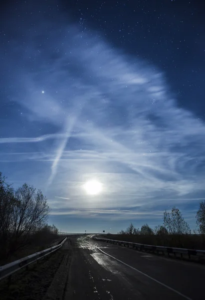 Krásná noční obloha a měsíc svítí na silnici — Stock fotografie