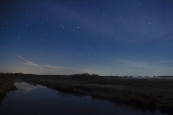 夜と川での星 — ストック写真