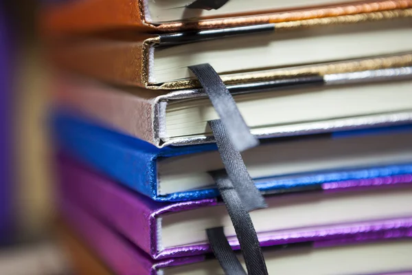 Kolorowe stos notebooków z bliska Zdjęcia Stockowe bez tantiem