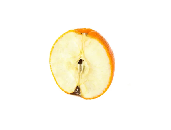 Sinaasappel en appel genetisch gemodificeerde symbiose. geïsoleerd op witte achtergrond — Stockfoto