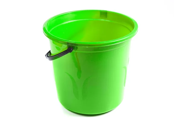 Зеленое пластиковое ведро на белом фоне — стоковое фото