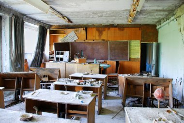 terk edilmiş okul sınıf