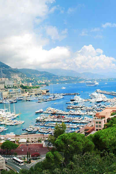 Yachts et appartements de luxe au port de Monaco — Photo