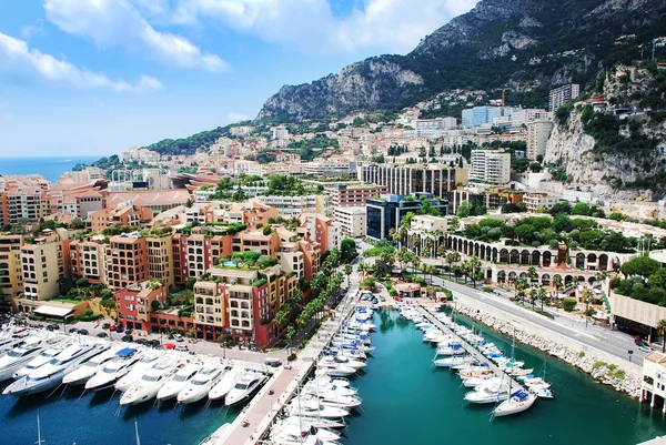 Элитные яхты и апартаменты в гавани Монако — стоковое фото