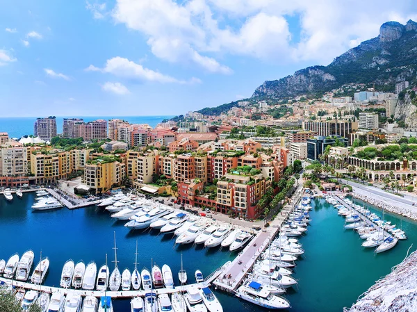 Iates de luxo e apartamentos no porto de Mônaco — Fotografia de Stock