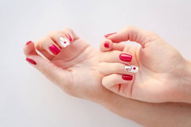 Beyaz arka planda sevimli geyik olan kızıl kış manikürü. Kış ve Noel zamanı kavramı.