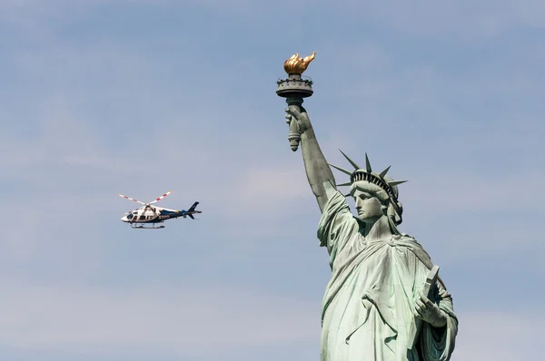 NYPD helikopter közelében Statue of Liberty, Amerikai Egyesült Államok — Stock Fotó