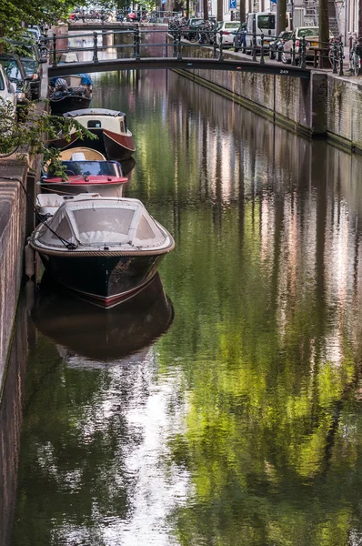 Łodzie zacumowane w amsterdam, Holandia — Zdjęcie stockowe