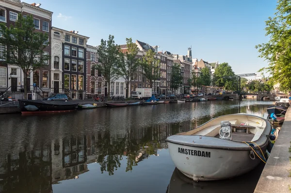Човнах прив'язаний в Амстердамі, Нідерланди — стокове фото