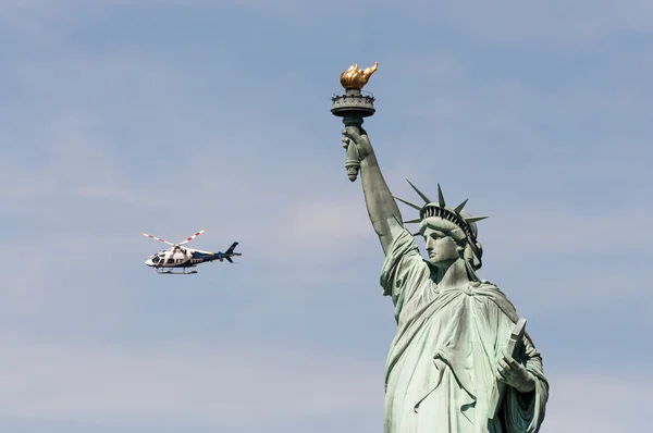 Elicottero della Polizia di New York vicino Statua della Libertà, USA Foto Stock