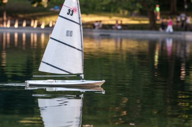 gölet üzerinde yat modeli