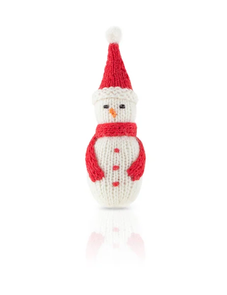 Pupazzo di neve natalizio lavorato a maglia in cappello rosso e sciarpa isolata su sfondo bianco, con ombra e riflesso. — Foto Stock