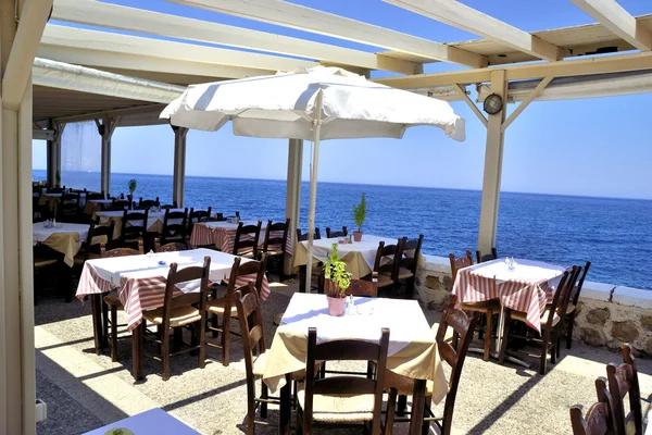 Vista al mar desde café restaurante en la playa Stockafbeelding